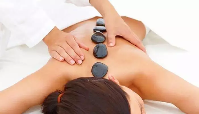 Aplicación de compresas frías y calientes en la espalda para disminuir la inflamación y aliviar el dolor por hernia discal.