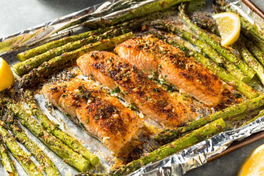 Salmón al horno con espárragos