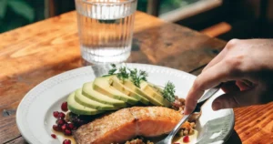 Ensalada templada de trigo sarraceno con aguacate y salmón - Receta fácil y saludable